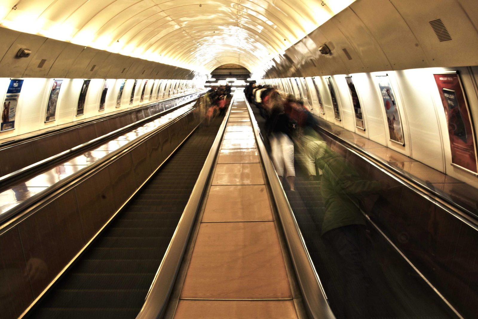 Escalator de station de métro en perspective