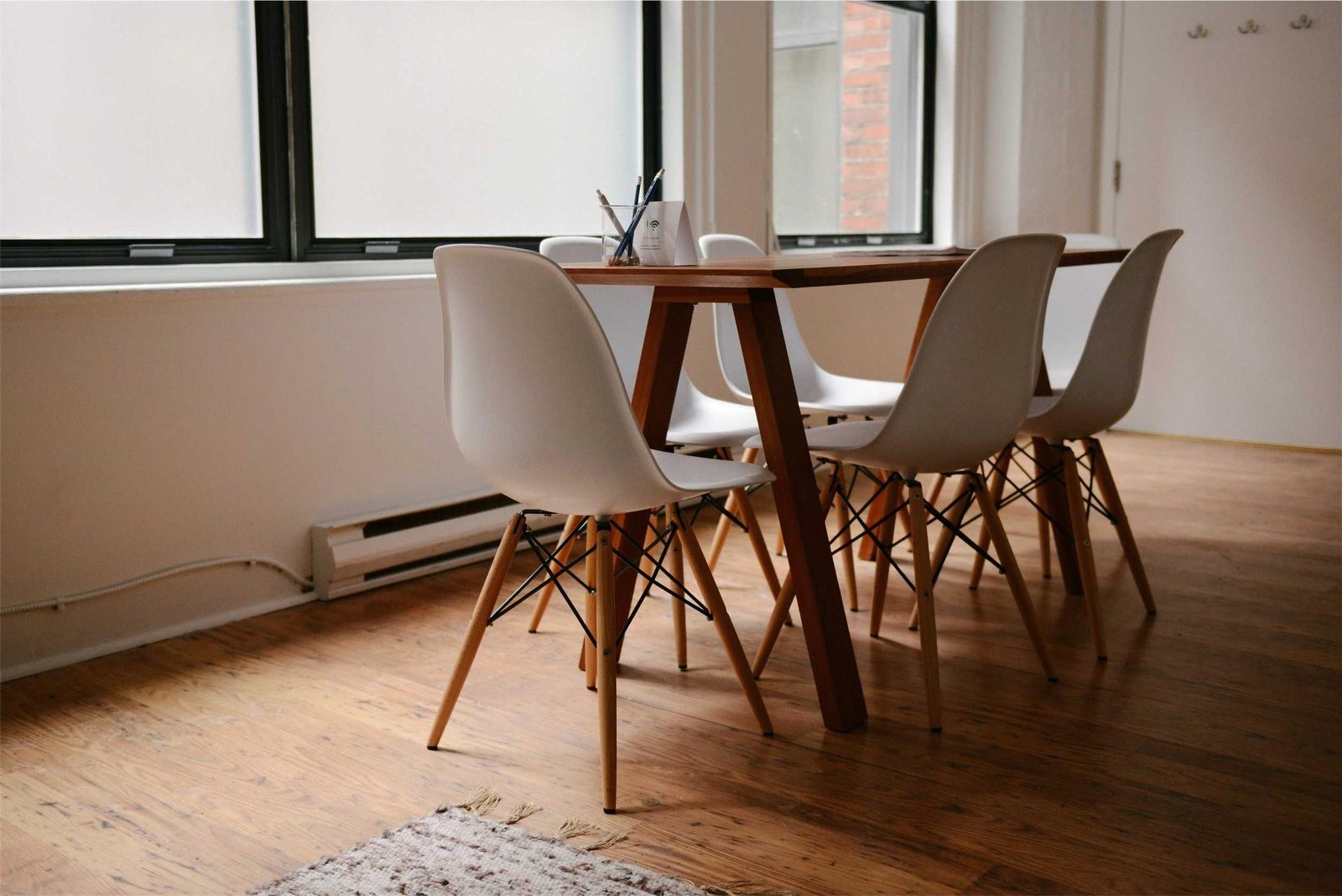 Salle de réunion vide, table et chaises design