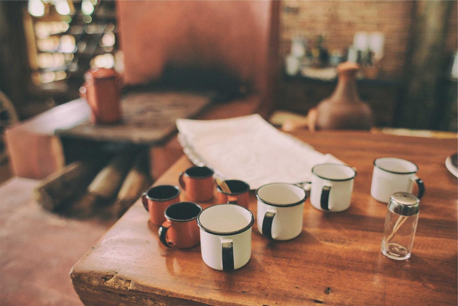 Atelier d'artisan, tasses en cours de finition sur l'établi