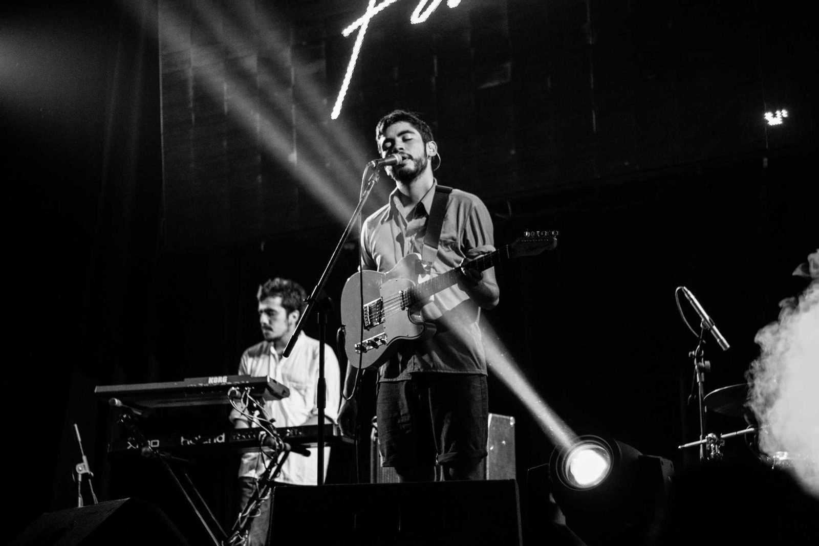 Musicien sur scène pris en contre-jour