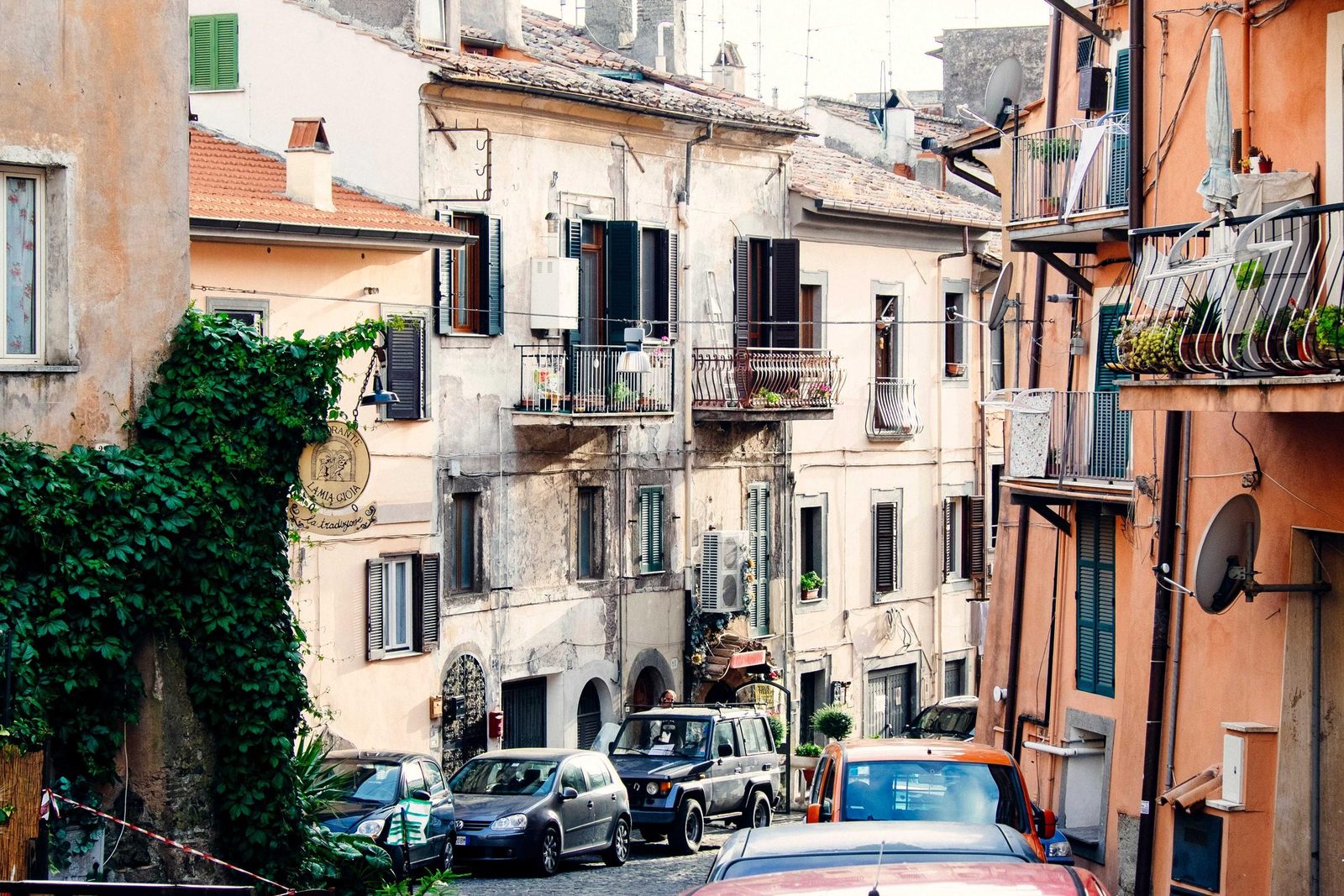 Façades colorées d'une rue commerçante