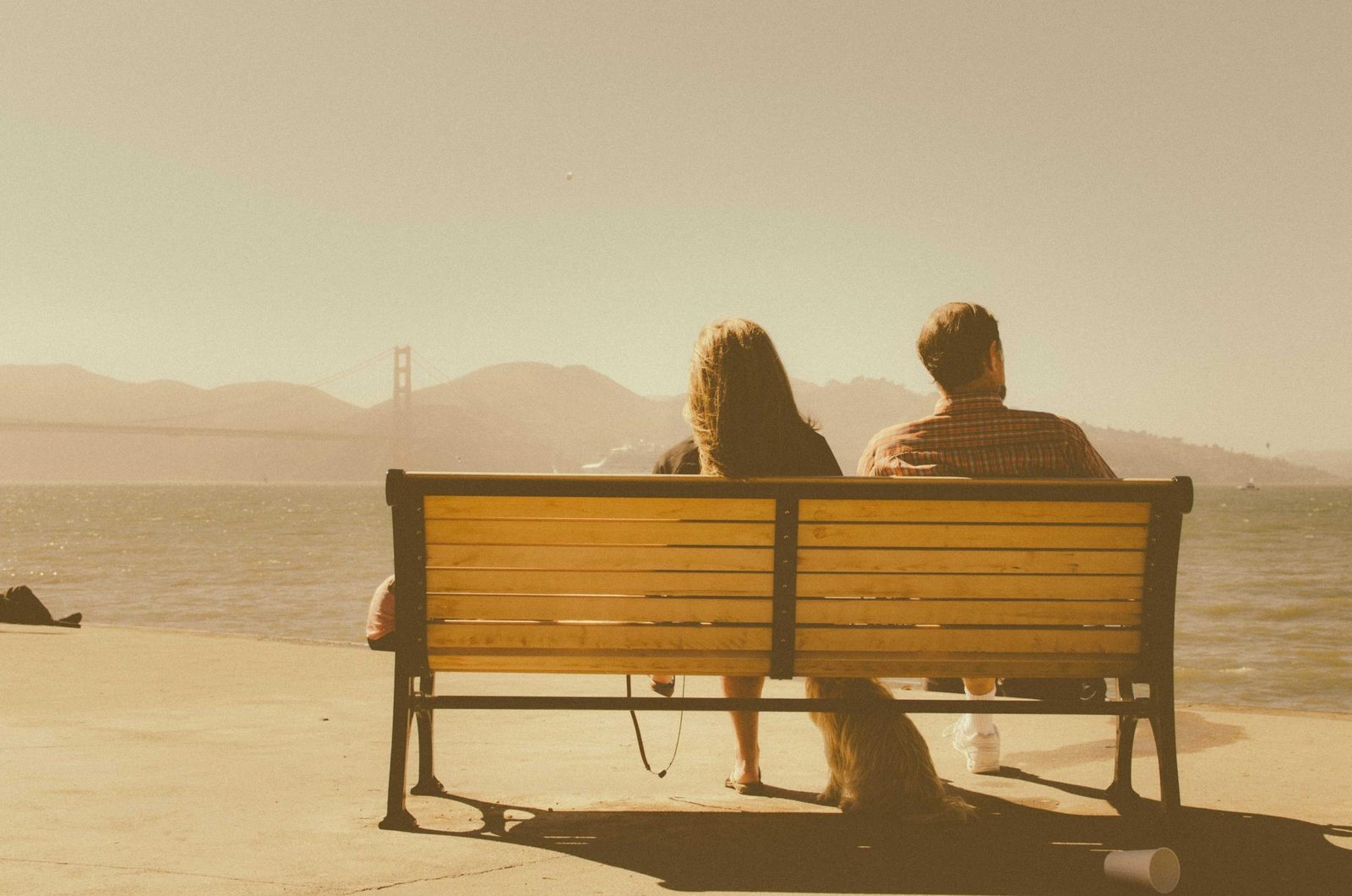 Un couple assis face au coucher de soleil