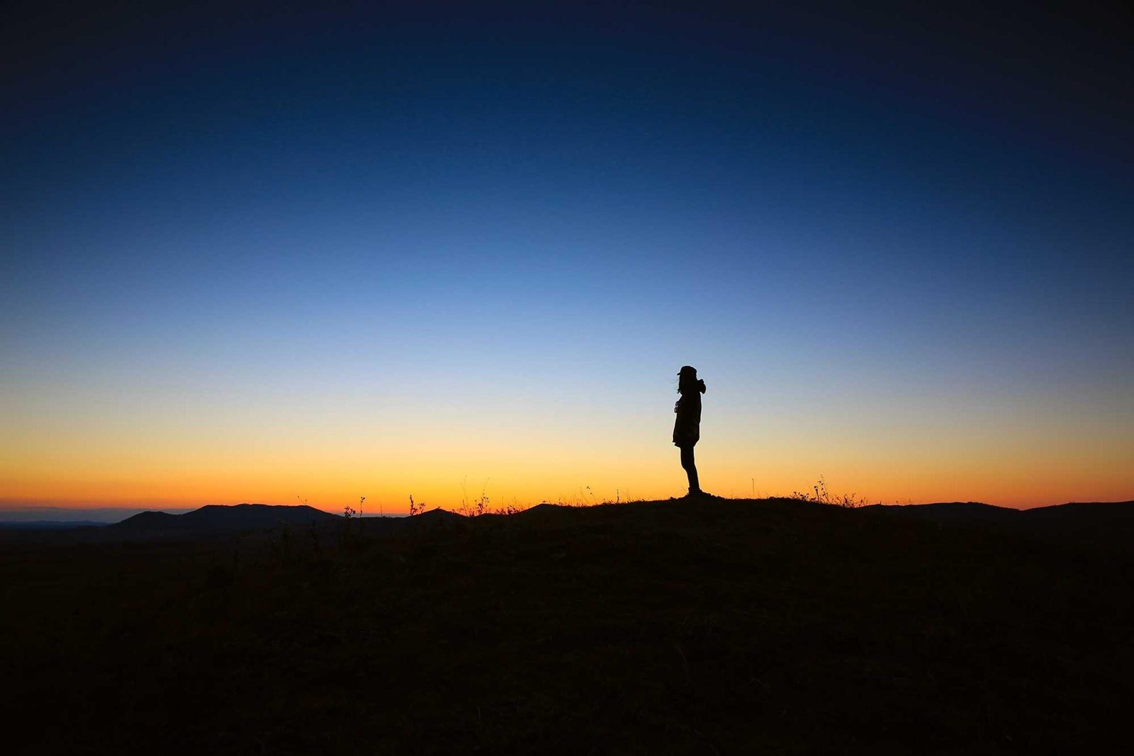 Silhouette isolée sur une crête au crépuscule