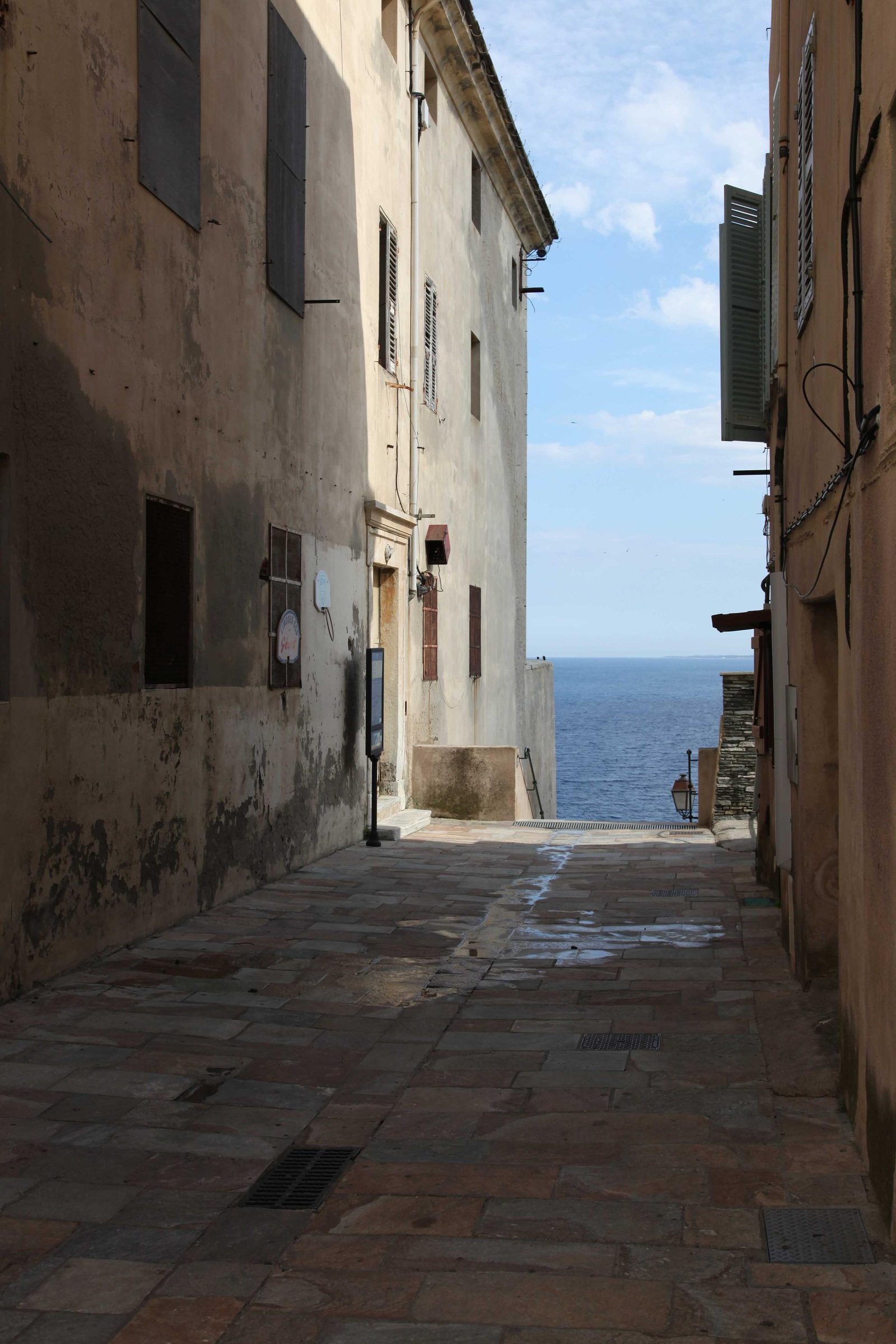 Ruelle étroite ouvrant sur la mer